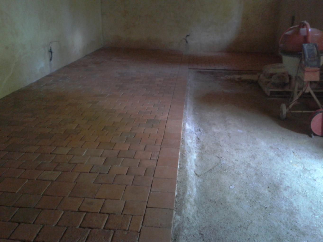 CARREAUX TERRE CUITE SUR CHAPE DE CHAUX