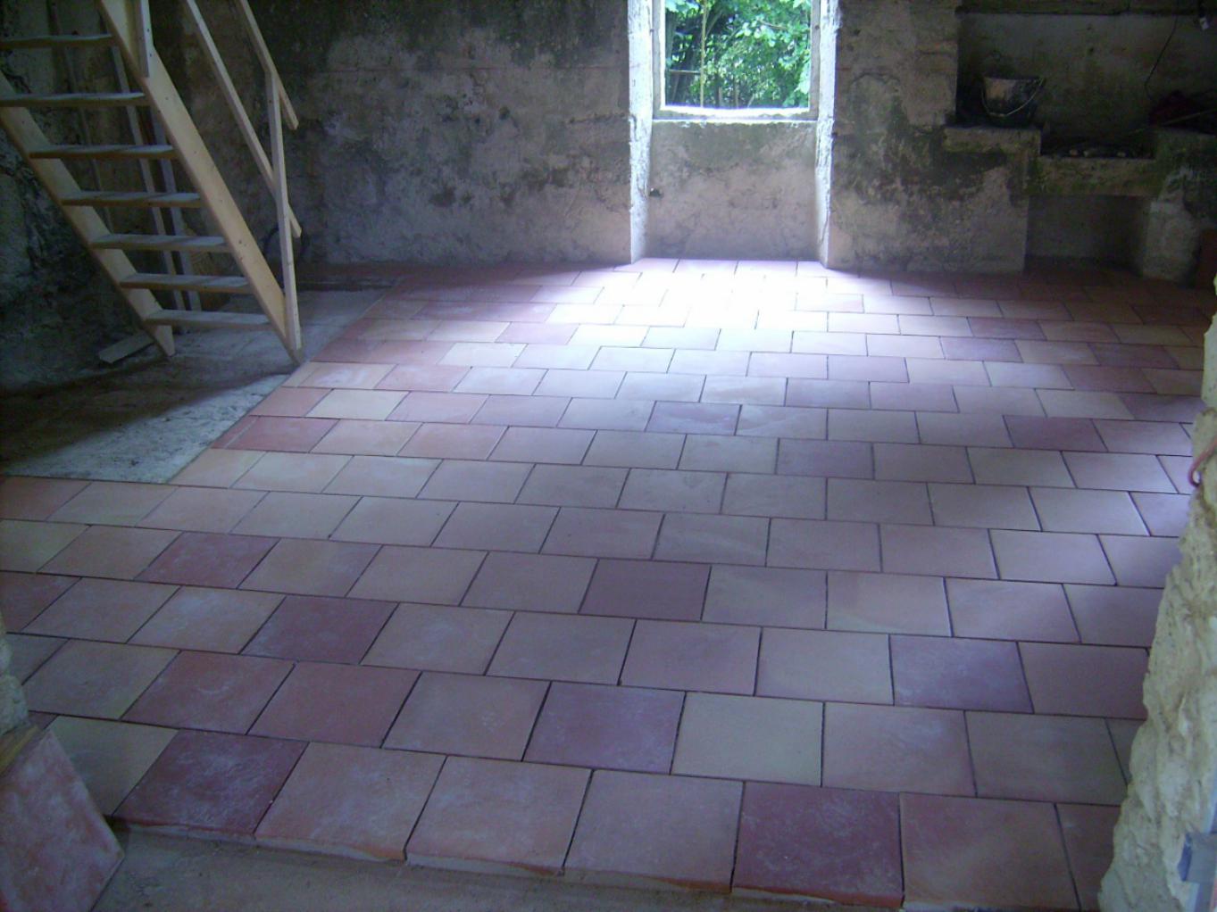 CARREAUX TERRE CUITE SUR CHAPE DE CHAUX