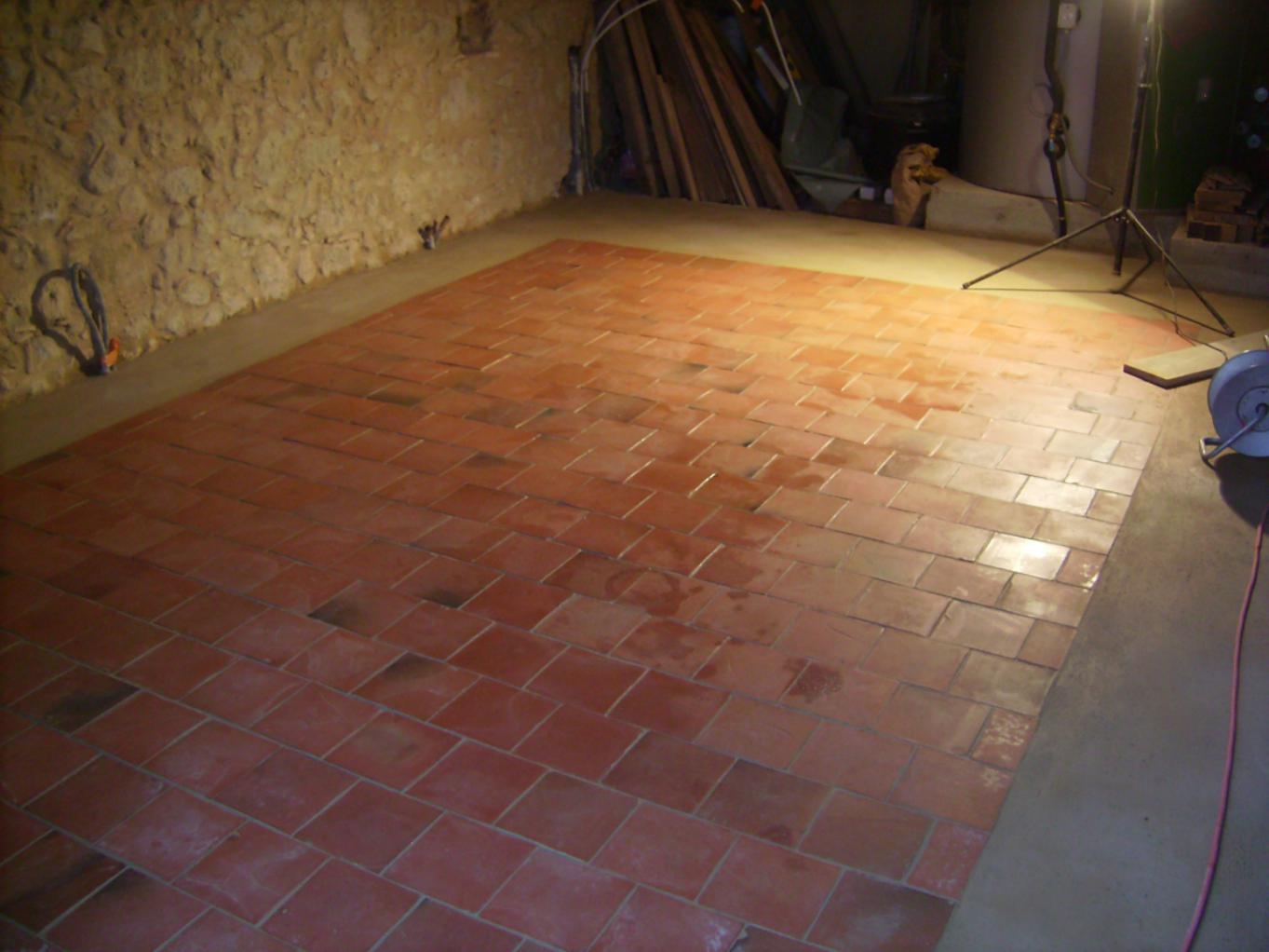 CARREAUX TERRE CUITE SUR CHAPE DE CHAUX