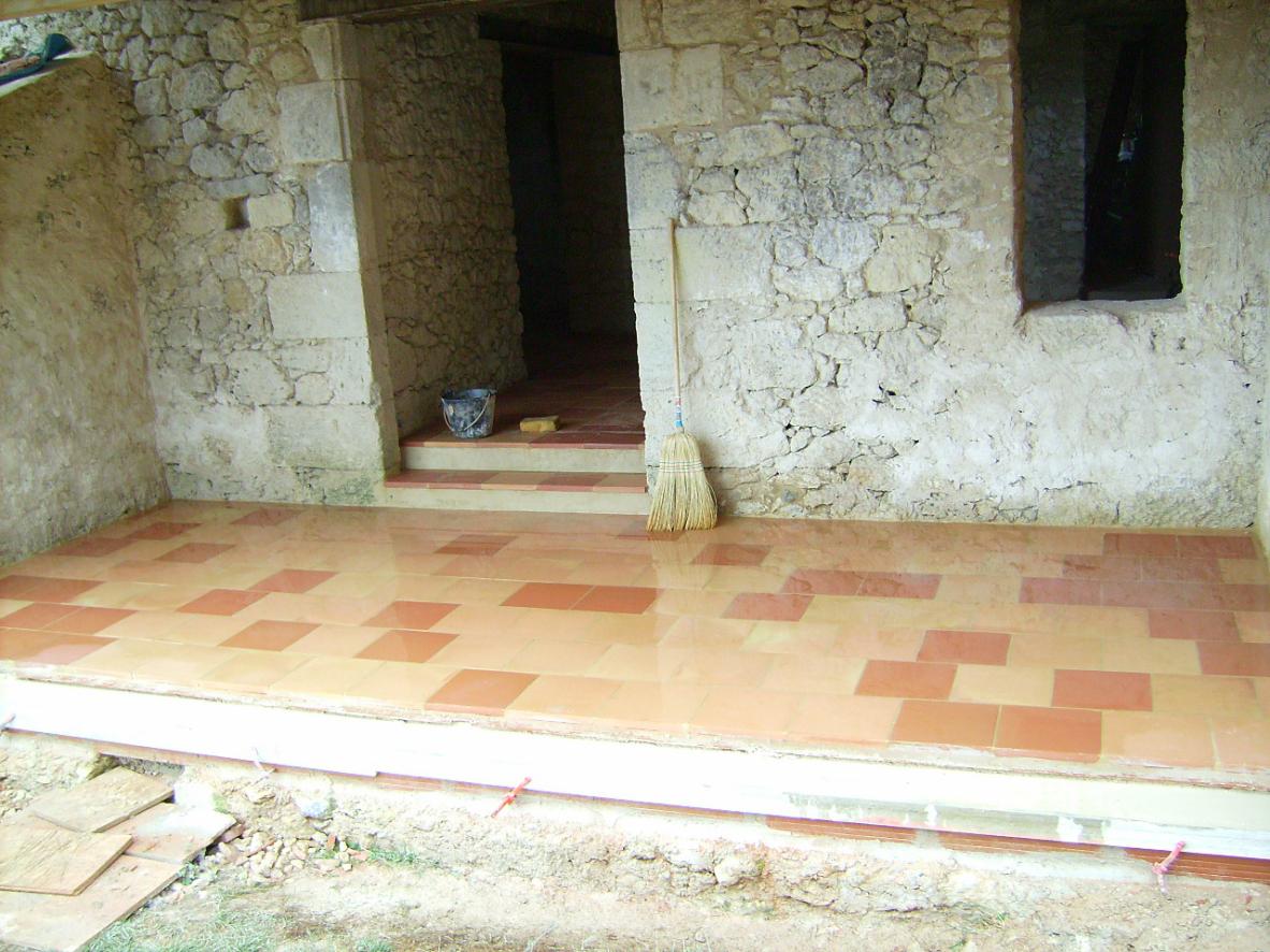 CARREAUX TERRE CUITE SUR CHAPE DE CHAUX