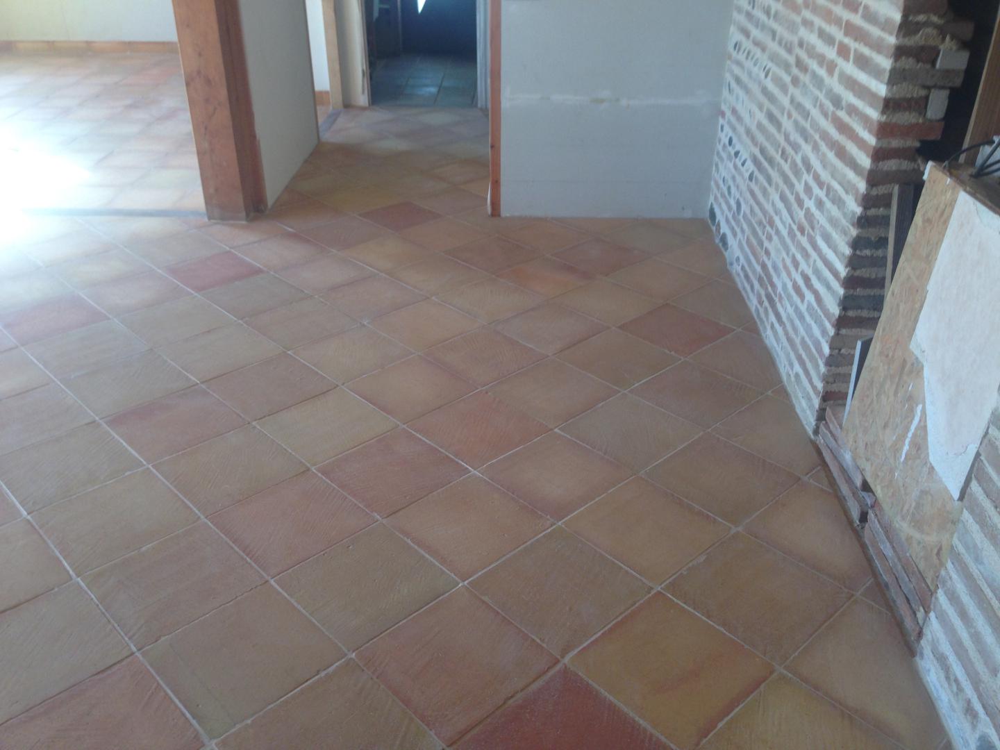 CARREAUX TERRE CUITE SUR CHAPE DE CHAUX