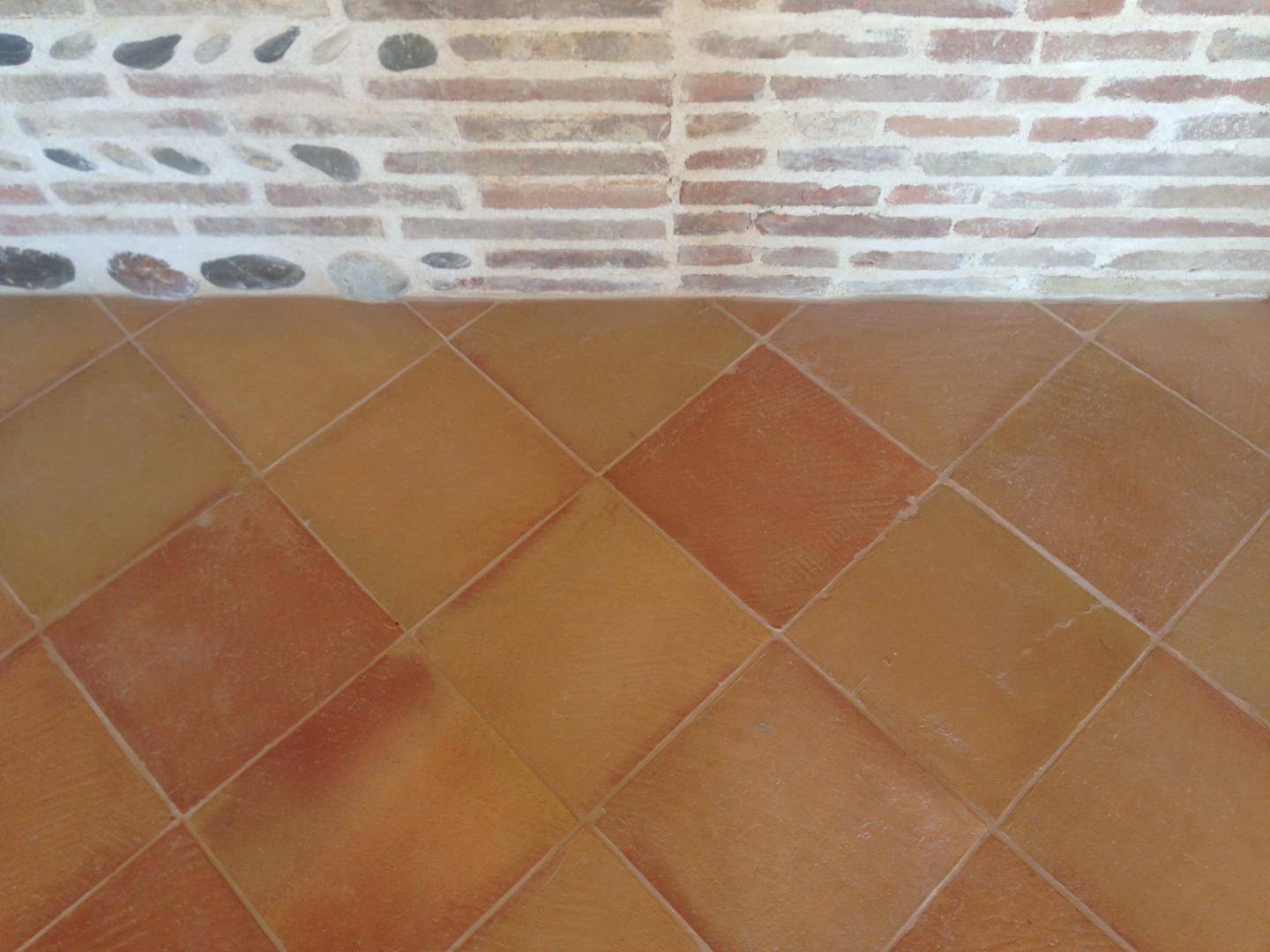 CARREAUX TERRE CUITE SUR CHAPE DE CHAUX