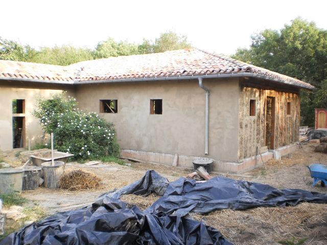 MAISON PAILLE GARIES CORPS D'ENDUIT ARGILE SABLE